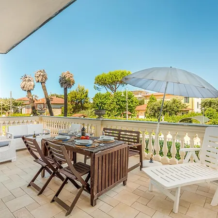 Golden Luxe - Seafront Terrace Next To The Marina di Pietrasanta